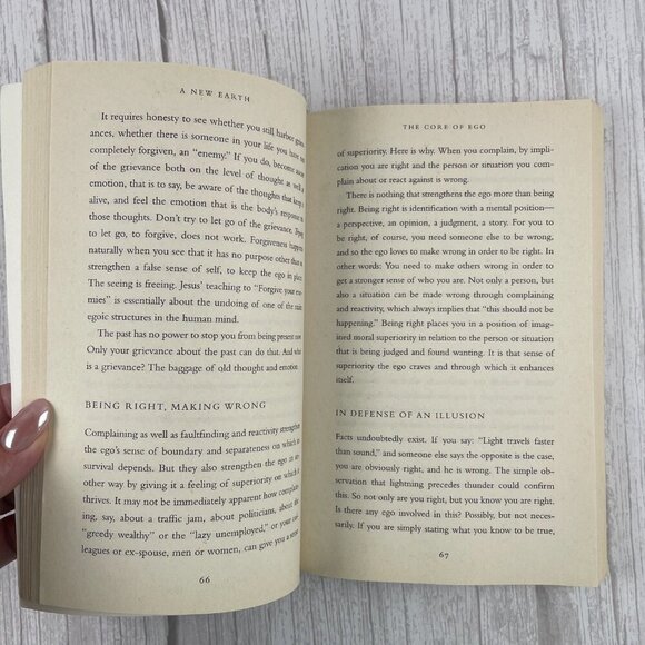 📚 3/$25 A New Earth by Eckhart Tolle | Paperback - Picture 3 of 4